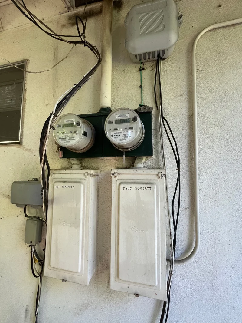 Old 100A electrical panel with outdated circuit breakers before upgrade in Sacramento
